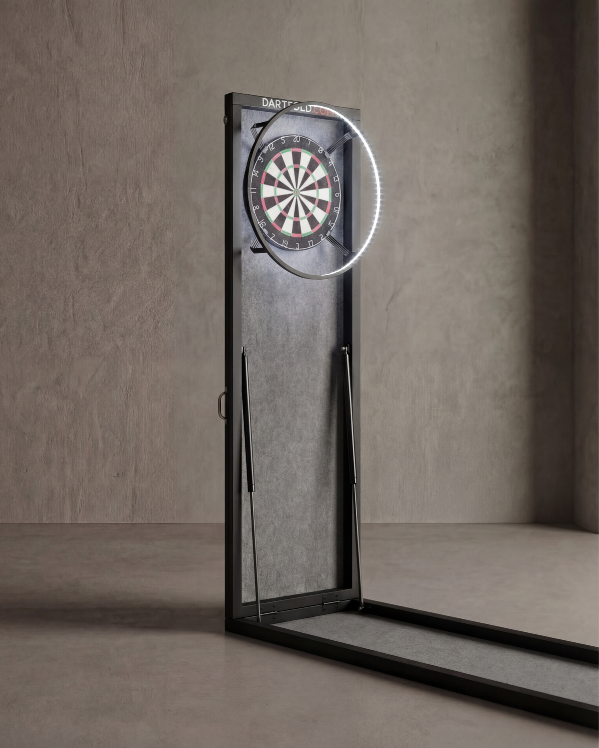 Dartfold dartbaan met dartbord verlicht door Target Corona Vision